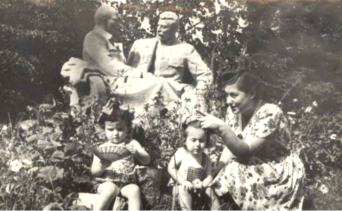 Во дворе парткабинета по улице 25 го Октября